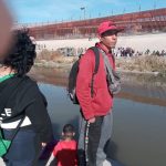 migrantes cruzando el rio bravo