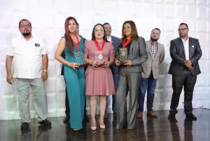 Reconocimiento a destacadas maestras directoras: ¡Un legado educativo que marca la diferencia! 1 Reconocimiento Escuelas 1