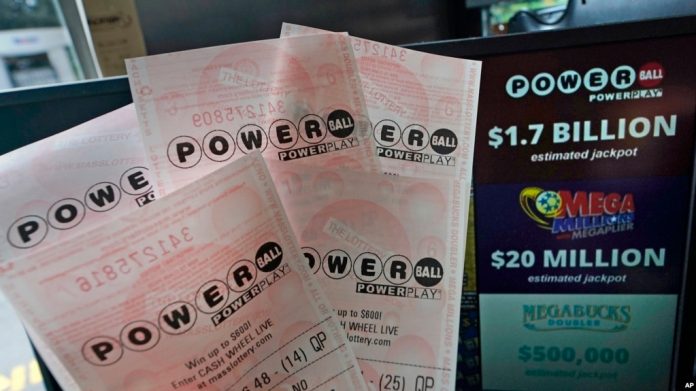 Los boletos de Powerball se muestran en un agente de lotería el martes 10 de octubre de 2023 en Haverhill, Massachusetts.
