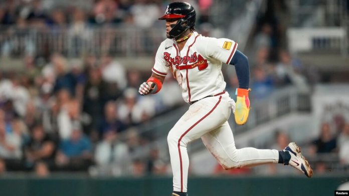 El jardinero derecho de los Bravos de Atlanta, Ronald Acuña Jr. (13), roba una base contra los Cachorros de Chicago durante la octava entrada en Truist Park. 27 de septiembre de 2023; Cumberland, Georgia, Estados Unidos. Dale Zanine-USA TODAY Deportes