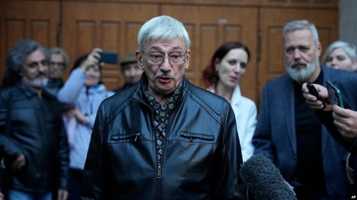 Oleg Orlov, miembro de la junta directiva de la Sociedad Internacional Histórica, Educativa, Caritativa y de Derechos Humanos 'Memorial' (Memorial Internacional) habla con periodistas después de una sesión judicial en Moscú, Rusia, el miércoles 11 de octubre de 2023.