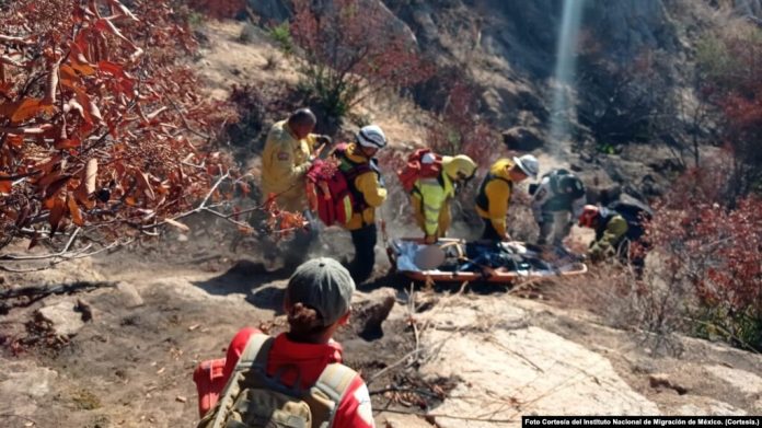 Autoridades migratorias informaron del hallazgo de los cuerpos de dos migrantes mexicanos en Tecate, Baja California, el 29 de septiembre de 2023. El grupo, de once integrantes, dijo que fueron baleados por desconocidos. [Foto Cortesía del INM, México].