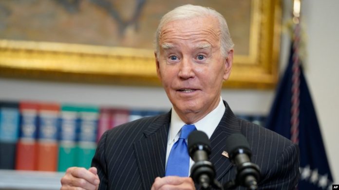 El presidente Joe Biden responde a las preguntas de los periodistas después de hablar sobre el informe de empleo de septiembre en la Sala Roosevelt de la Casa Blanca, el 6 de octubre de 2023, en Washington.