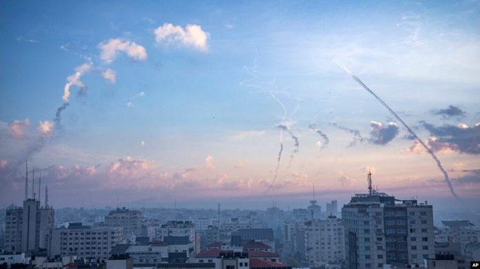 Se disparan cohetes hacia Israel desde Gaza, el 7 de octubre de 2023.