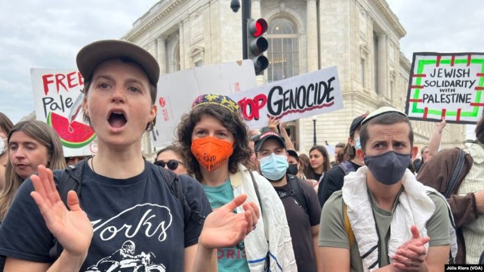 Manifestantes protestan frente al Congreso de Estados Unidos, el 18 de octubre de 2023, para exigir el cese de hostilidades entre Israel y Hamás.