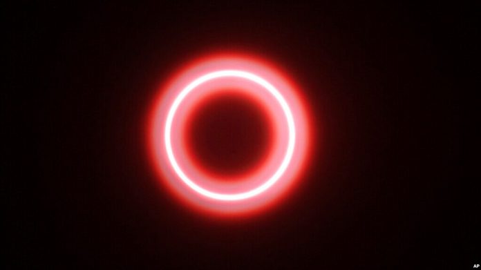 ARCHIVO: Un eclise anular de sol observado en Indonesia el 26 de diciembre de 2023.