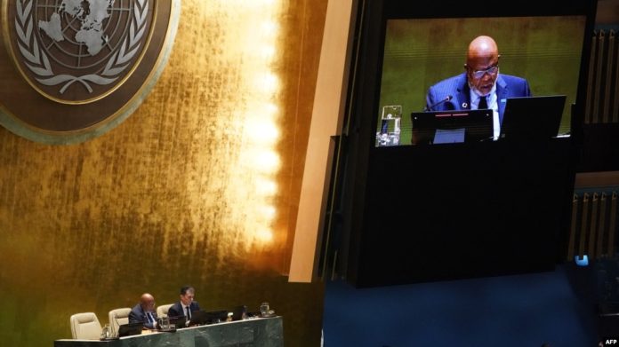 El presidente de la Asamblea General de la ONU, Dennis Francis, lee los resultados de las elecciones de los nuevos miembros del Consejo de Derechos Humanos, en la sede de la ONU en la ciudad de Nueva York, el 10 de octubre de 2023.