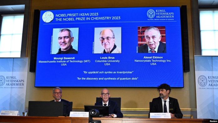 Hans Ellegren (centro), secretario permanente de la Real Academia Sueca de Ciencias, anuncia los ganadores del Premio Nobel de Química 2023 durante una conferencia de prensa en la Real Academia Sueca de Ciencias en Estocolmo, Suecia, el 4 de octubre de 2023.