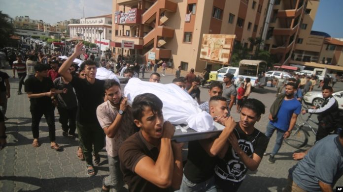Palestinos cargan cuerpos de la familia Abu Rayash muerta en bombardeos israelíes. En Rafah, Franja de Gaza, el 12 de octubre de 2023. [AP]