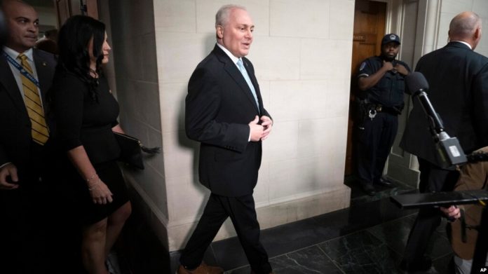 El líder de la mayoría Steve Scalise habla con periodistas después de una reunión de los republicanos de la Cámara de Representantes durante la cual fue nominado como su candidato a presidente de la Cámara, en el Capitolio, en Washington, el 11 de octubre de 2023.