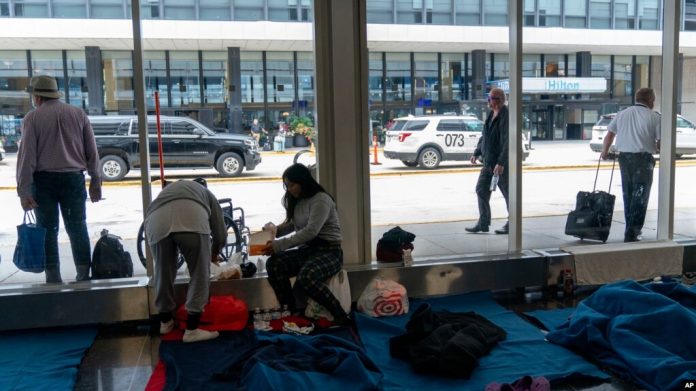 Migrantes en un albergue improvisado en el Aeropuerto Internacional de O'Hare, en Chicago, EEUU, el 20 de septiembre de 2023.