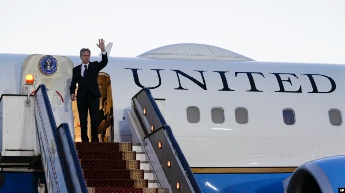El secretario de Estado de EEUU, Antony Blinken, saluda antes de abordar su avión cuando sale de El Cairo, el 15 de octubre de 2023, con destino a Jordania.