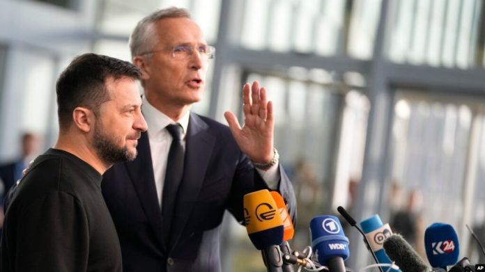 El secretario general de la OTAN, Jens Stoltenberg, a la derecha, y el presidente de Ucrania, Volodymyr Zelenskyy, se dirigen a una conferencia de prensa previa a una reunión de ministros de Defensa de la OTAN en la sede de la OTAN en Bruselas, el miércoles 11 de octubre de 2023.