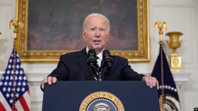 El presidente Joe Biden reacciona en la Casa Blanca al ataque sorpresa de Hamás a Israel, el 7 de octubre de 2023.