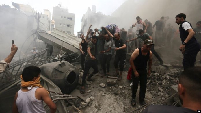 Palestinos sacan un cadáver de los escombros de un edificio después de un ataque aéreo israelí al campo de refugiados de Jebaliya, Franja de Gaza, el lunes 9 de octubre de 2023.