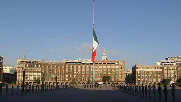 La bandera de México fue izada a media asta en señal de duelo por las víctimas de los terremotos de 1985 y 2017. - Sputnik Mundo, 1920, 24.10.2023