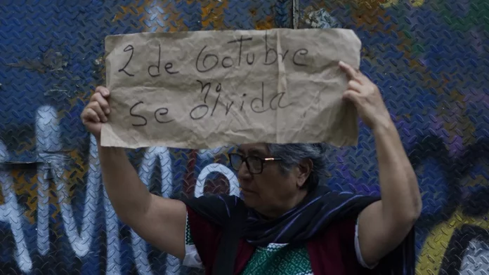 Una mujer conmemora el 2 de Octubre de 1968 en Ciudad de México  - Sputnik Mundo, 1920, 03.10.2023