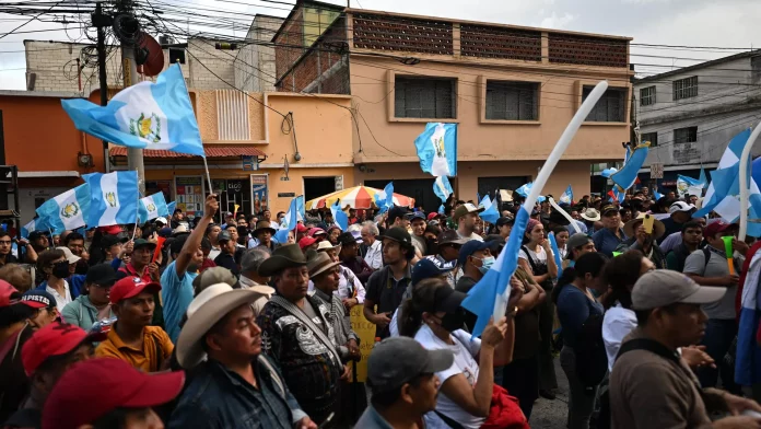 Indígenas exigen la renuncia de la fiscal general Consuelo Porras y del fiscal Rafael Curruchiche durante una protesta frente al Ministerio Público en Ciudad de Guatemala. - Sputnik Mundo, 1920, 08.10.2023