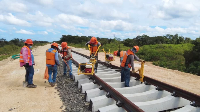 Trabajadores en la vía del Tren Maya, de la Península de Yucatán, México - Sputnik Mundo, 1920, 17.10.2023