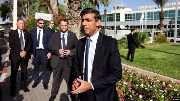 El primer ministro británico, Rishi Sunak, habla con los medios de comunicación después de aterrizar en el aeropuerto internacional Ben Gurion en Lod, cerca de Tel Aviv, Israel, el 19 de octubre de 2023. REUTERS/Ronen Zvulun