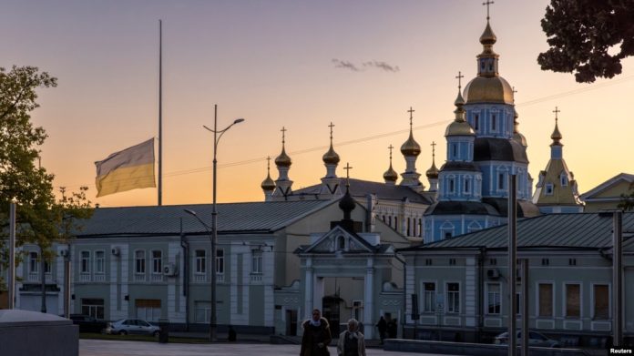 La bandera ucraniana ondea a media asta en Járkov, Ucrania, para conmemorar a las víctimas de un ataque de misiles en la aldea de Hroza, el 8 de octubre de 2023.
