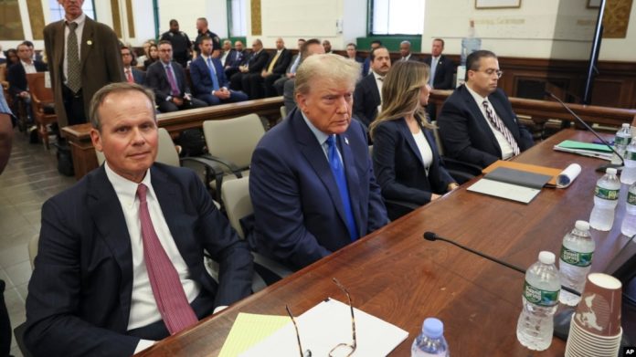 El expresidente de EEUU, Donald Trump, centro, comparece ante el tribunal el lunes 2 de octubre de 2023 en Nueva York, EEUU.