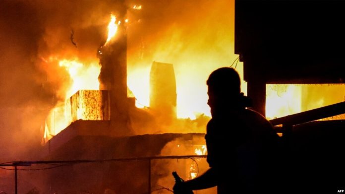 Manifestantes chocan con las fuerzas de seguridad libanesas el 18 de octubre de 2023, frente a la embajada de Estados Unidos durante una manifestación de solidaridad con el pueblo de Gaza en Awkar, al este de Beirut, después de un ataque a un hospital en la Franja de Gaza.