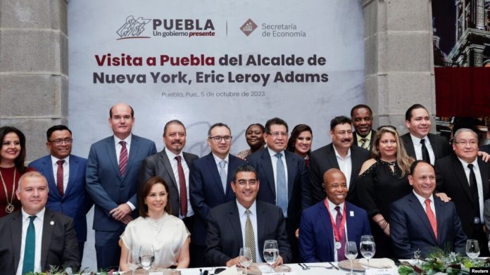 El alcalde de Nueva York, Eric Adams, reunido en Puebla, México, con migrantes, líderes comunitarios y funcionarios el 5 de octubre de 2023.