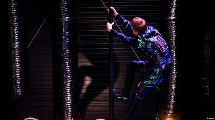 Un acróbata entrena durante un ensayo antes del estreno del espectáculo del Cirque du Soleil inspirado en la estrella del fútbol argentino Lionel Messi 'Messi10', en Buenos Aires, Argentina, el 29 de septiembre de 2023.