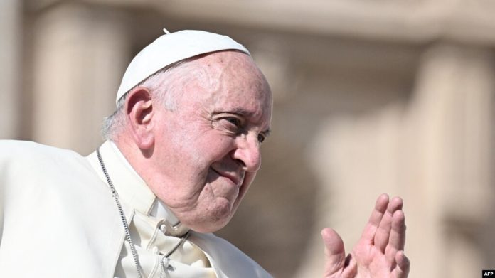 El papa Francisco saluda al final de su audiencia semanal en el Vaticano el miércoles 11 de octubre de 2023.