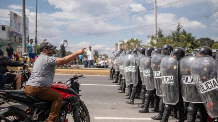Un manifestante se enfrenta a la policía durante un paro nacional, en la Ciudad de Guatemala, el 10 de octubre de 2023. [AP]