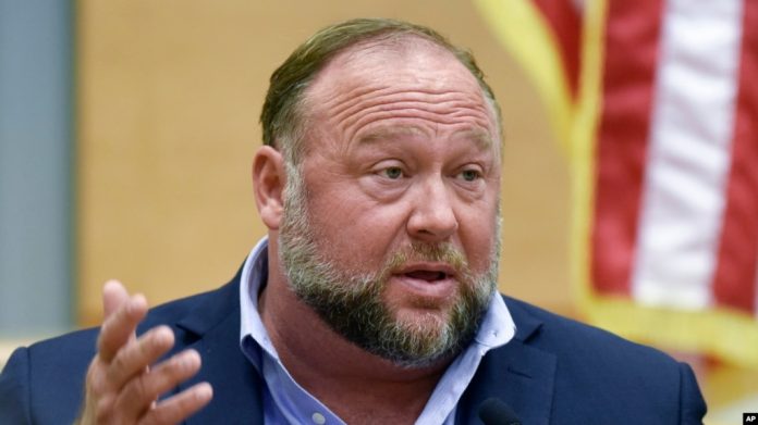 El teórico de conspiraciones Alex Jones declara en el juicio por difamación del tiroteo en la escuela Sandy Hook en la corte superior en Waterbury, Connecticut, 22 de setiembre de 2022.