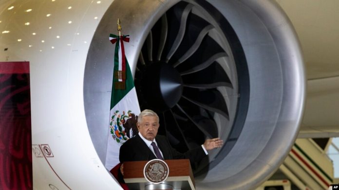 El presidente mexicano, Andrés Manuel López Obrador, ofrece su conferencia de prensa matutina diaria frente al antiguo avión presidencial en el Aeropuerto Internacional Benito Juárez en la Ciudad de México, el 27 de julio de 2020.