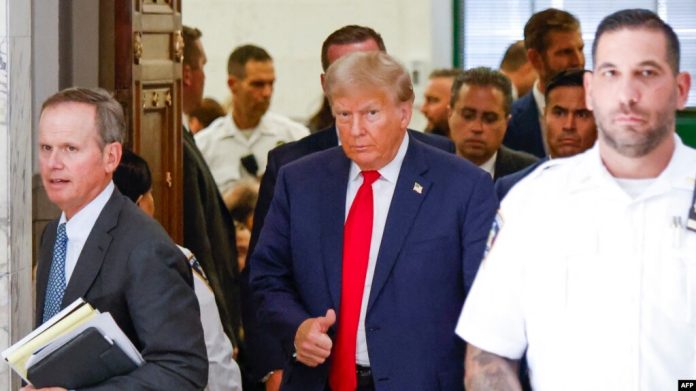 El expresidente estadounidense Donald Trump habla con los medios de comunicación durante el segundo día de su juicio por fraude civil en Nueva York EEUU, el 3 de octubre de 2023.