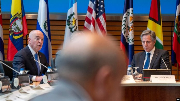 ARCHIVO - El secretario de Estado, Antony Blinken (derecha), escucha mientras el secretario de Seguridad Nacional, Alejandro Mayorkas (izquierda), habla durante una reunión sobre la Declaración de Los Ángeles el 23 de junio de 2023, en Washington. [AP/Jacquelyn Martin]