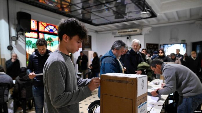 Joven emite su primer voto en las elecciones primarias presidenciales, en Buenos Aires, Argentina, el 13 de agosto de 2023.