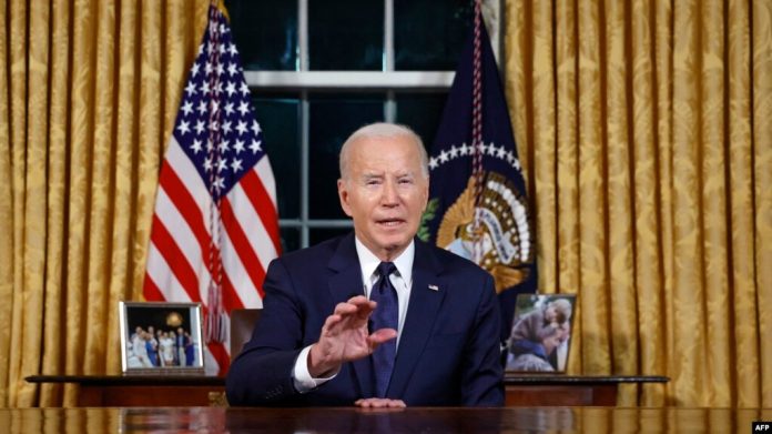 El presidente estadounidense Joe Biden se dirige a la nación sobre el conflicto entre Israel y Hamás y la invasión rusa de Ucrania desde la Oficina Oval de la Casa Blanca en Washington, el 19 de octubre de 2023.