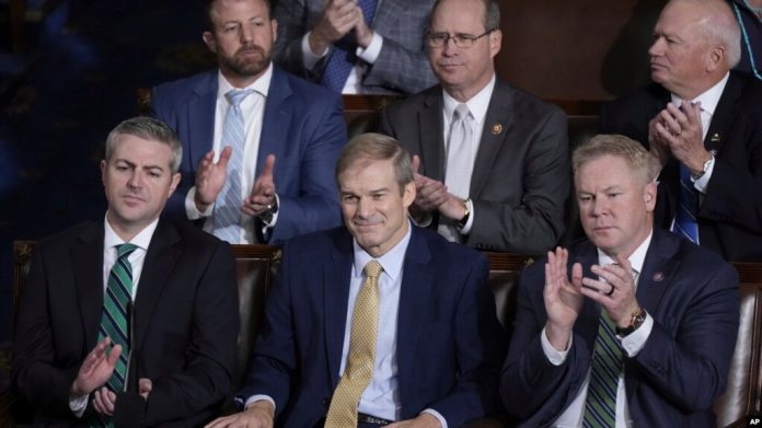 Los miembros de la Cámara aplauden al representante Jim Jordan, republicano por Ohio mientras los legisladores se reúnen para realizar una tercera votación para elegir a un presidente de la Cámara, en el Capitolio de Washington, el viernes 20 de octubre de 2023.