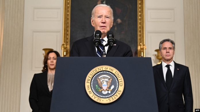 El presidente estadounidense Joe Biden habla en la Casa Blanca, el 10 de octubre de 2023, junto a la vicepresidenta Kamala Harris y el secretario de Estado, Antony Blinken. El gobierno de Biden alivió temporalmente algunas sanciones contra el gobierno de Venezuela.