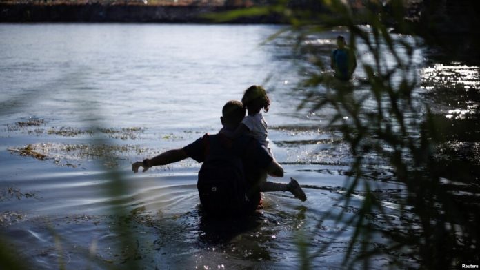 Migrantes de Venezuela cruzan el río Grande en un intento de buscar asilo en los EEUU, visto desde Piedras Negras, México, el 29 de septiembre de 2023.