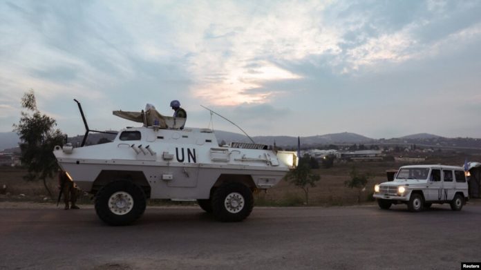 Un vehículo de las fuerzas de paz de la ONU (FPNUL) conduce en la aldea de Kfar Kila, como se muestra en la foto de Khiam, cerca de la frontera con Israel, en el sur del Líbano, el 7 de octubre de 2023. (REUTERS/Aziz Taher)