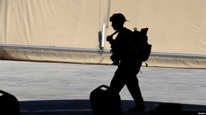 ARCHIVO - Un soldado estadounidense durante una ceremonia de entrega de la base militar de Taji de las tropas de la coalición liderada por Estados Unidos a las fuerzas de seguridad iraquíes, en la base al norte de Bagdad, Irak, el 23 de agosto de 2020.