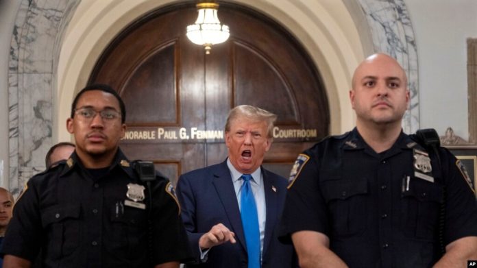 El expresidente Donald Trump habla con periodistas durante un receso en los procedimientos judiciales por una demanda de fraude en su contra en Nueva York, el 2 de octubre de 2023.