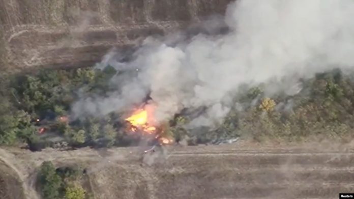 Captura de pantalla de tomas de un dron muestran equipos militares incendiados cerca de Svitle, en la región ucraniana de Zaporiyia, el 3 de octubre de 2023.