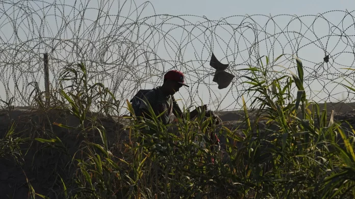 En la zona fronteriza entre EEUU y México, miles de migrantes transitan para buscar nuevas oportunidades de vida. - Sputnik Mundo, 1920, 13.11.2023
