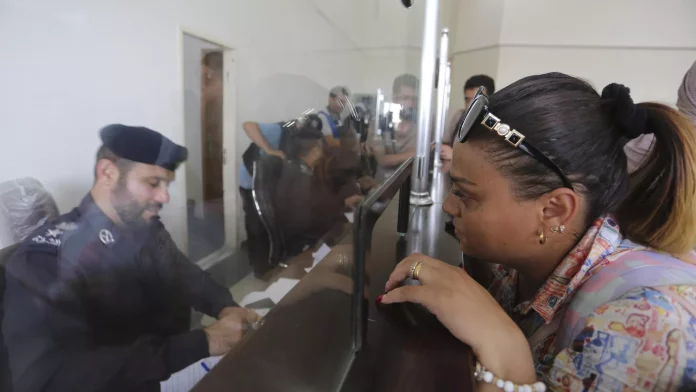 Personas con doble nacionalidad salen de la Franja de Gaza a Egipto por el paso de Rafah - Sputnik Mundo, 1920, 03.11.2023