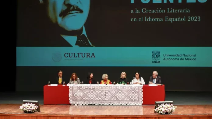 Acompañada de autoridades culturales y gubernamentales, así como la periodista Silvia Lemus, Elena Poniatowska recibió el premio Carlos Fuentes - Sputnik Mundo, 1920, 10.11.2023