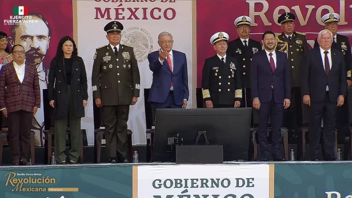 El presidente Andrés Manuel López Obrador en la ceremonia para conmemorar el 113 aniversario de la revolución mexicana. - Sputnik Mundo, 1920, 20.11.2023