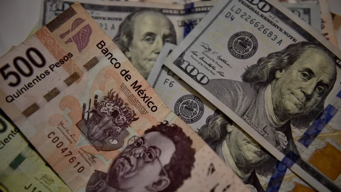 Peso mexicano y dólar estadounidense.