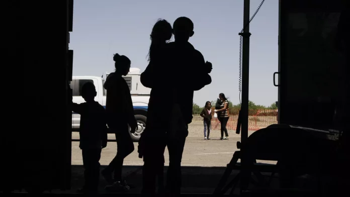 Unos migrantes (imagen referencial) - Sputnik Mundo, 1920, 15.01.2024